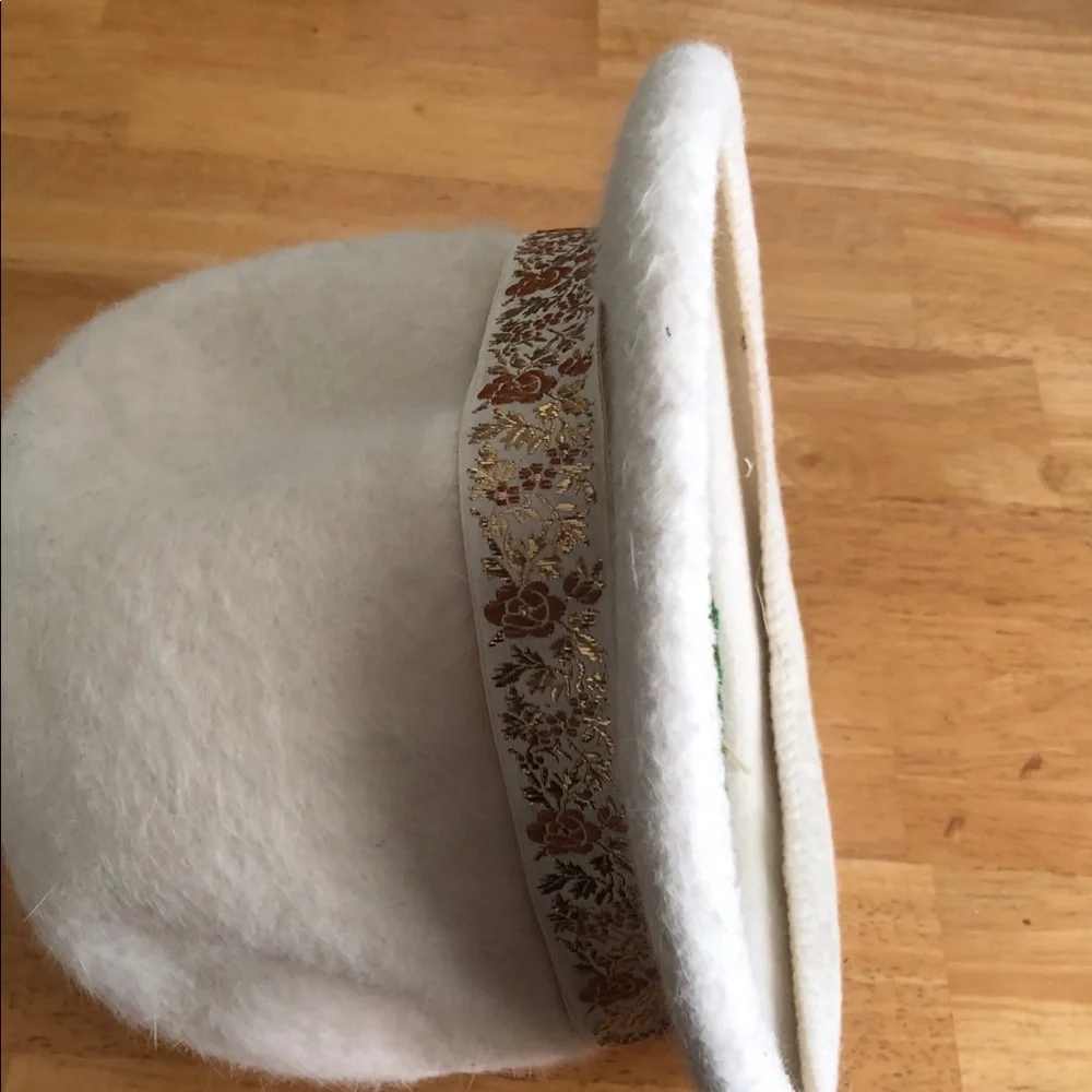 Woman’s Arrogate rare VTG 100% rabbit fur White bucket Hat with Floral band.